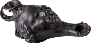 Eros Başı Biçimli Kandil, Yan Görünüş, Bronz, Roma İmparatorluk Dönemi, MS 1-3. yy., RHM Koleksiyonu.